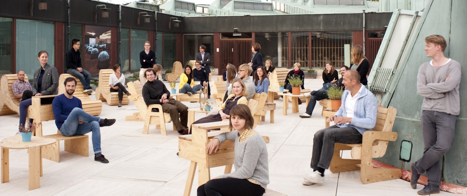 Die TeilnehmerInnen der ZukunftsWerkstattWohnbauen auf der Dachterrasse des Alvar-Aalto-Kulturhauses in Wolfsburg (Foto © Wüstenrot Stiftung)
