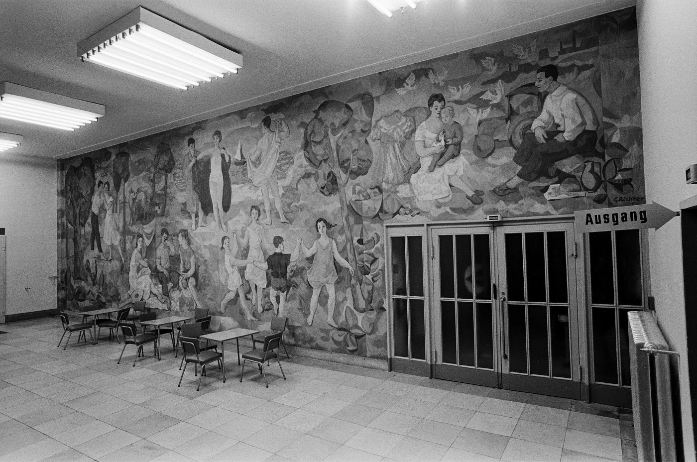 Wandgemälde „Lebensfreude“ von Gerhard Richter (1956) im Treppenfoyer Süd des Deutschen Hygiene-Museums; Zustand 1969 © Sammlung DHMD, Foto: Erich Auerbach für das Wandgemälde: Gerhard Richter 2024 (01022024), courtesy Gerhard Richter Archiv Dresden