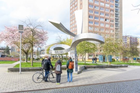 Skulptur DYNAMISCHE FORMEN von Karl-Heinz Steinbrück (1988), auch bekannt als "Schnürsenkel". Foto: Alexandra Ivanciu © Stadt Leipzig,Wüstenrot Stiftung