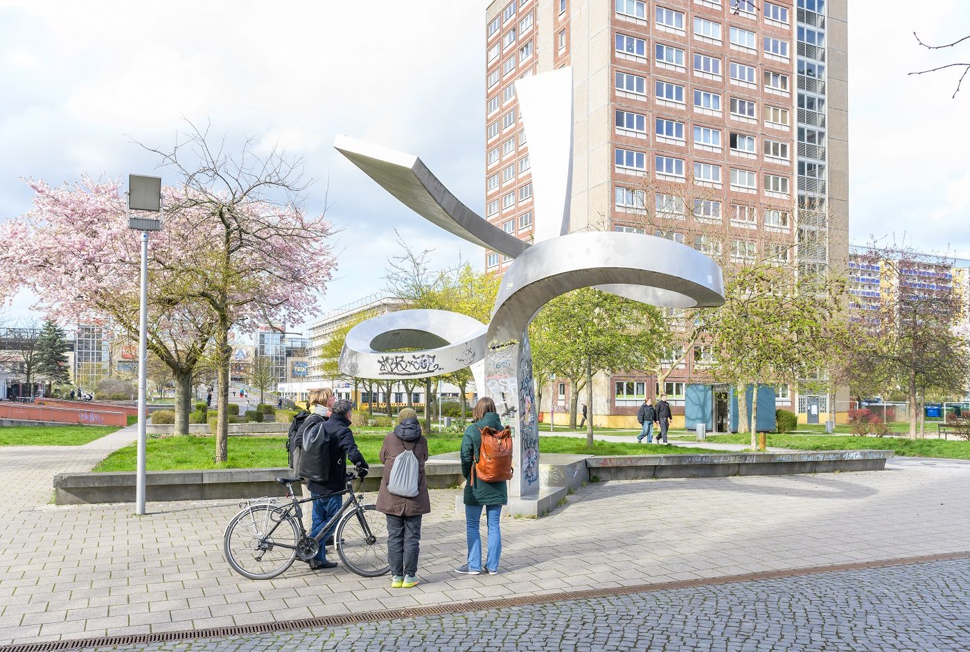 Skulptur DYNAMISCHE FORMEN von Karl-Heinz Steinbrück (1988), auch bekannt als "Schnürsenkel". Foto: Alexandra Ivanciu © Stadt Leipzig,Wüstenrot Stiftung